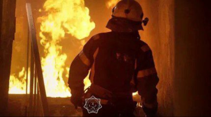 Мебель загорелась в квартире Уральска этим утром