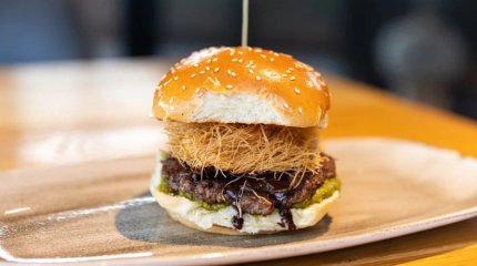 Бургер с дубайским шоколадом продают в Австрии