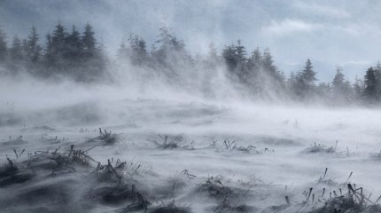 Из-за снега и гололеда ограничили движение на еще одном участке трассы в Карагандинской области