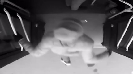 Алматинского контролера пырнули ножом за замечание курильщику