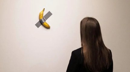 Приклеенный скотчем к стене банан продали за $6,2 миллионов на аукционе в Нью-Йорке