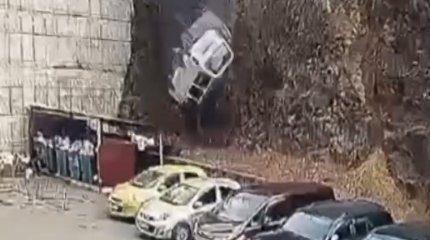 Микроавтобус рухнул с высоты 12 метров: водитель выжил