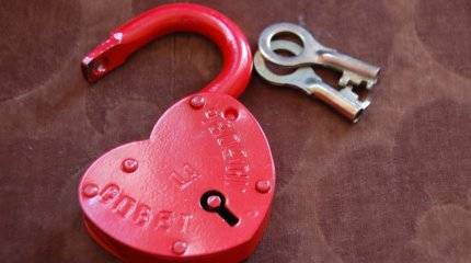 Обаяние усилится у Овнов; флирт на работе ожидает Раков: каких еще любовных сюрпризов ждать знакам зодиака в гороскопе на 22 ноября