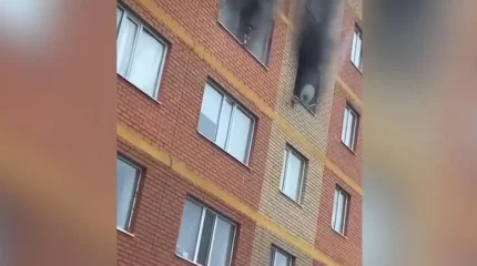 Ақсайда екі бала өртеніп жатқан үйдің 4-қабатынан секіріп кеткен