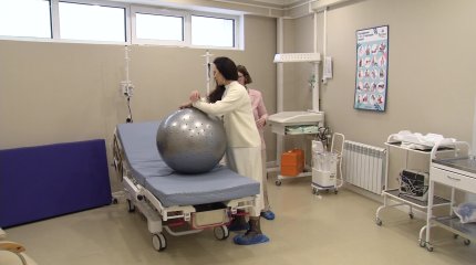 Серіктеспен босану дұрыс па?