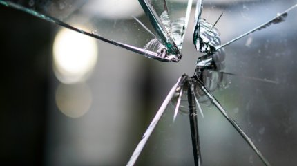 Астанчанин ночью разбил стекло в здании полиции