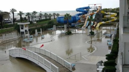 Непогода в турецкой Анталье: 400 туристов эвакуированы из-за сильного ливня