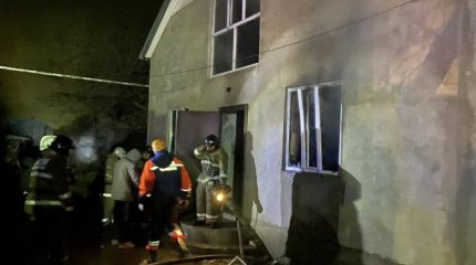 Бабушку с четырьмя внуками вынесли из горящего дома из Жамбылской области