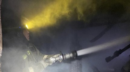 84-летнюю бабушку вынесли из горящей трехэтажки в Темиртау