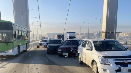 Массовая авария перекрыла подвесной мост в Семее