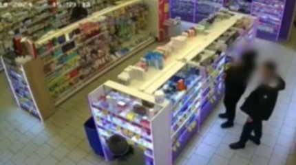 Иностранцы вынесли в карманах обувь почти на миллион тенге из магазина Астаны