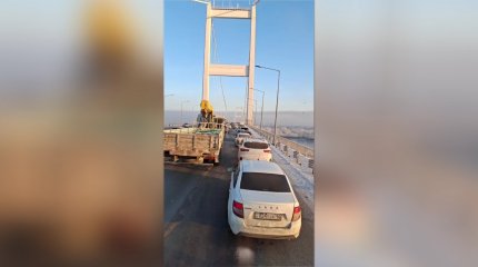 Масштабное ДТП парализовало движение на подвесном мосту в Семее