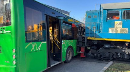 Тепловоз врезался в автобус в Алматы