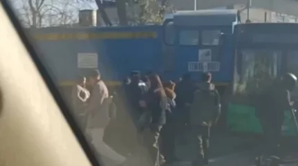 Алматыда тепловоз автобуспен соқтығысты