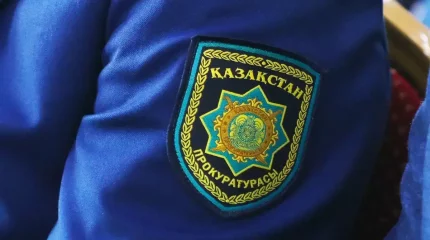 Алматы прокуратурасының алдында егде жастағы әйел өз тамырын өзі кесіп жіберген