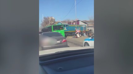 Алматыда тепловоз бен автобус соқтығысты