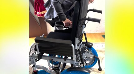 Инвалидную коляску от партии «AMANAT» получила жительница Мангистауской области
