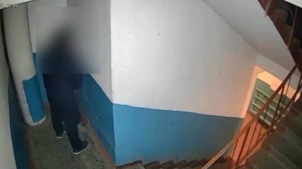 Справляющего нужду в подъезде семейчанина установила полиция