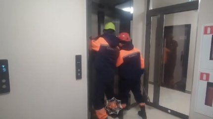 Лом понадобился спасателям, чтобы спасти детей в высотке Астаны