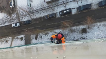 Трехлетнюю девочку спасли в Астане