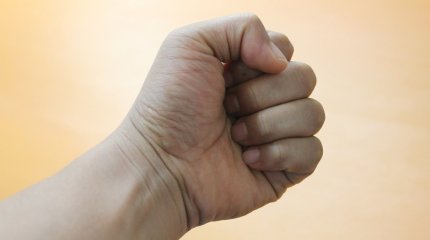 Павлодарлық келіншек өз қызын кафеде сабаған