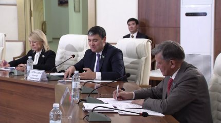 Низкие зарплаты и подготовка кадров: проблему этнических СМИ обсудили в Астане