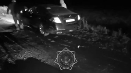 Россияне застряли в грязи в Актюбинской области