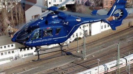 Мужчина выбежал на рельсы, чтобы остановить поезд, в котором забыл рюкзак