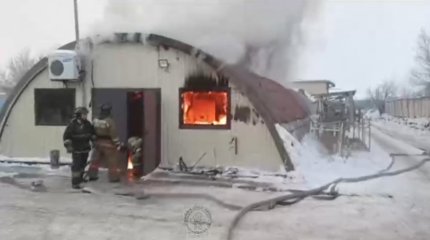 Ангар с лакокрасочными изделиями горит в Астане