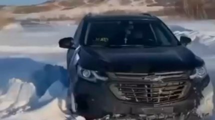 Авто застряло в снежном заносе в ВКО: водителю стало плохо