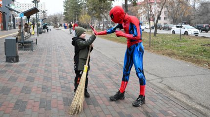 Супергерои вышли на улицы Алматы для помощи в уборке мегаполиса