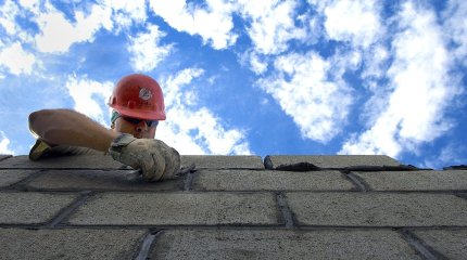 Рабочий разбился насмерть на строящемся заводе в Карагандинской области