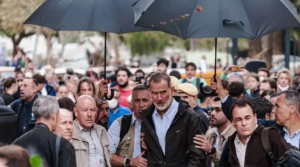 Испания тұрғындары су тасқынынан зардап шеккен аймаққа барған патшаға балшық лақтырды