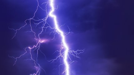 Футболист умер во время матча от удара молнии