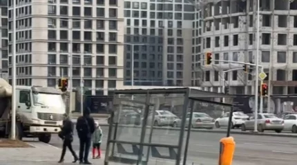 Астанада қатты соққан жел жаңа аялдаманы ұшырып әкете жаздады