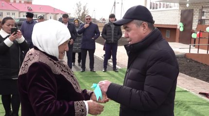 Очередникам в ЗКО вручили ключи от новых квартир