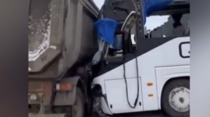 Мужчина пострадал при столкновении автобуса и грузовика в Актюбинской области