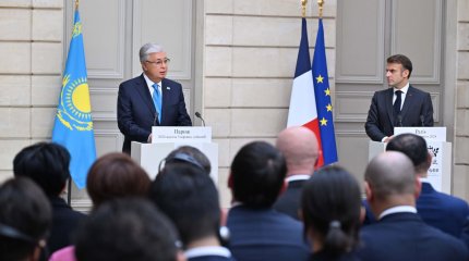 Қасым-Жомарт Тоқаев пен Эмманюэль Макрон БАҚ өкілдері үшін брифинг өткізді