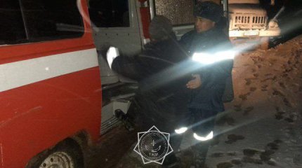 Двух человек из грязевой ловушки вызволили актюбинские спасатели