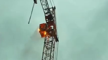 Кабина башенного крана загорелась на стройке в Караганде