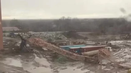 Астанада қатты желден кран құлап кетті