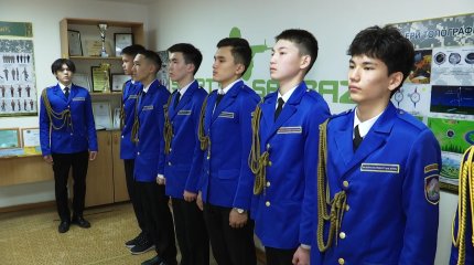 Қызылжарлық білікті мұғалім  Дархан Қоспанов балаларды отансүйгіштікке тәрбиелейді