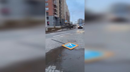 Башенный кран упал на строительном объекте: непогода обрушилась на столицу