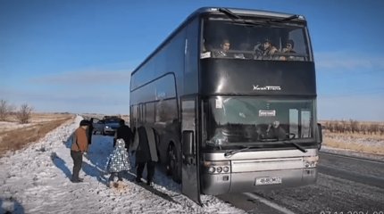 Десятки иностранцев с детьми эвакуировали с актюбинской трассы