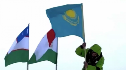 Өзбекстандық блогер Антарктидадағы шыңға Қазақстан туын тікті