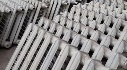 Астанчанин спилил десятки чугунных радиаторов в общежитии