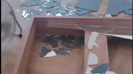 Төрт жасар бүлдіршіннің үстіне 80 килограммдық айна құлап кетті