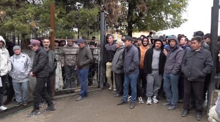 Түркістан облысы Сарыағаш ауданында жүздеген мигрант әкімшілік соттың есігін торуылдауға мәжбүр