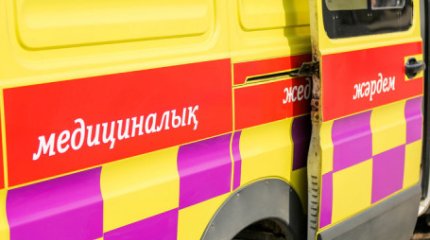 Екібастұзда желден құлаған аялдама әйелдің аяғын сындырды