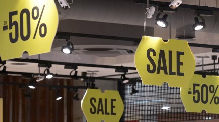 Почему люди стрессуют во время распродаж, объяснила психолог